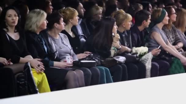 Zuschauer bei der volvo fashion week — Stockvideo