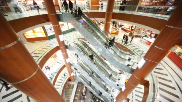 Люди движутся по эскалатору в торговом центре Schuka — стоковое видео