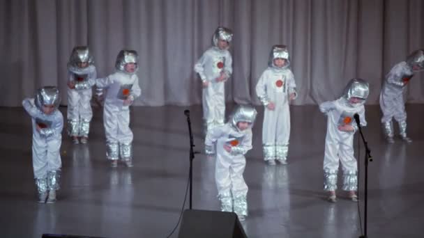 Jongens in kostuums van astronauten uitvoeren op het podium — Stockvideo