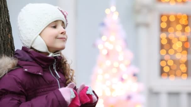 Niña de pie cerca del árbol de Navidad — Vídeo de stock