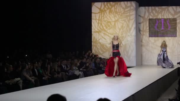 Blonde in jurk door Olga Ibragimova — Stockvideo