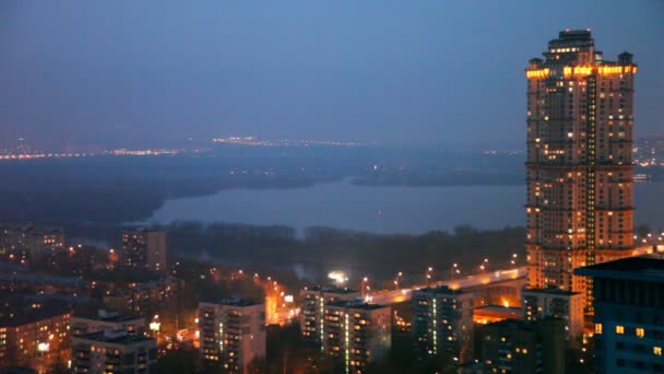 Panorama av upplyst stad med floden — Stockvideo