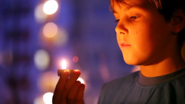 Милий хлопчик тримає свічку — стокове відео