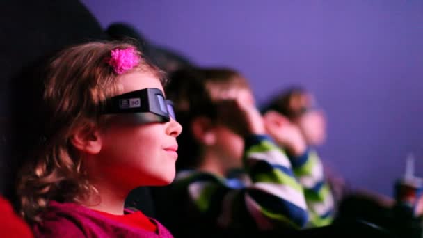 Дети смотрят 3D фильмы в кино — стоковое видео