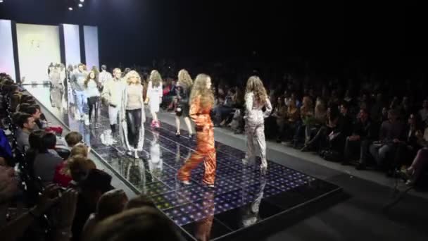 Les mannequins montent sur le podium — Video