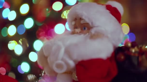 Oyuncak Noel Baba Noel ağacı yakınındaki — Stok video