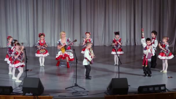 Crianças em trajes nativos russos — Vídeo de Stock