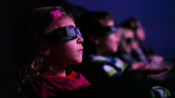 Barnen tittar på 3d-film på biograf — Stockvideo