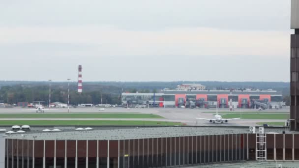 Aeronaves decolam perto do terminal do aeroporto — Vídeo de Stock