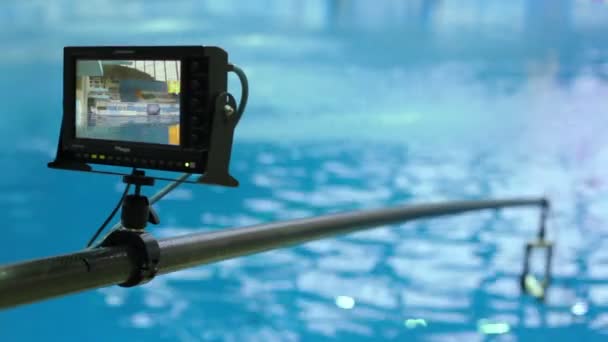 Monitor de la cámara muestra la superficie del agua — Vídeos de Stock