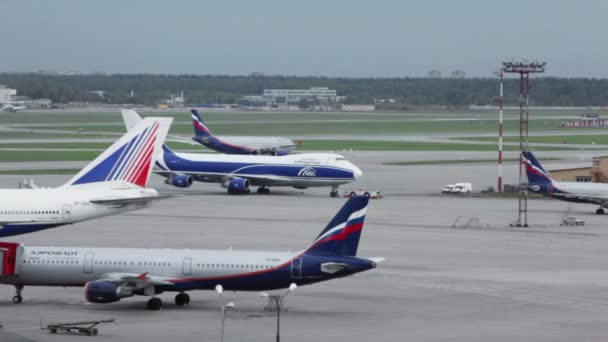 Passagierflugzeuge und Dienstwagen — Stockvideo