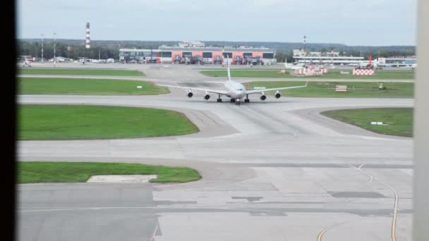 Trajets en avion de ligne par piste à l'aéroport — Video