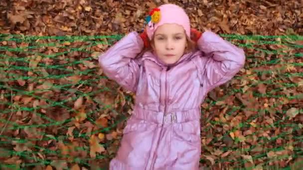 Χαριτωμένο κορίτσι που αιωρούνται στον hammok χαμογελώντας — Αρχείο Βίντεο
