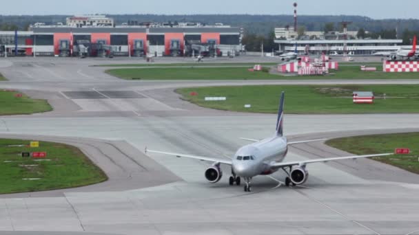 Vliegtuigen draait op Start-en landingsbaan op de luchthaven — Stockvideo