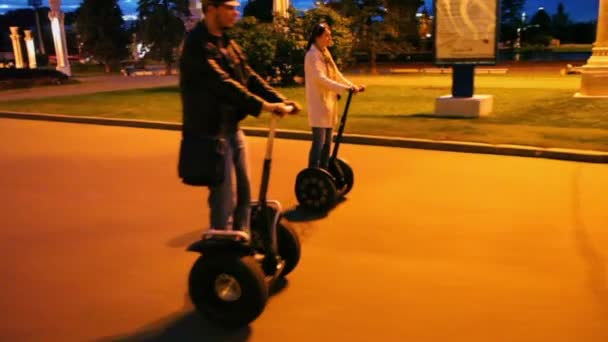 Paseo en pareja en segways — Vídeo de stock