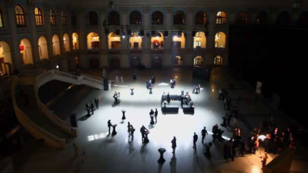 Les gens marchent dans le hall après la cérémonie — Video