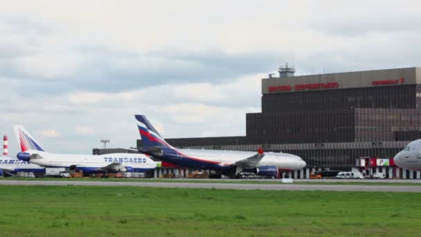 Passageiros de avião se move em Sheremetyevo — Vídeo de Stock