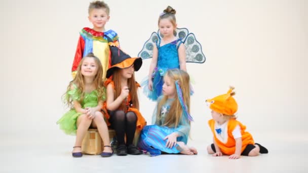 Altı çocuk kostümleri — Stok video