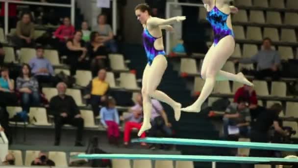 Female twofold jump during competitions — Stock Video