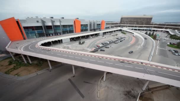 Bilar rida nära airport terminal — Stockvideo