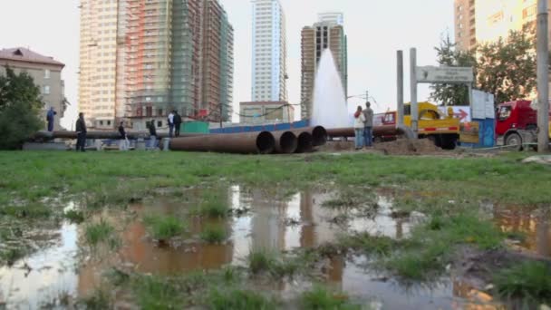 Люди дивляться сломанной каналізаційної системи — стокове відео