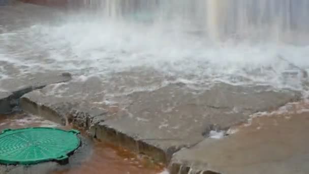 水流从破碎的污水处理系统 — 图库视频影像