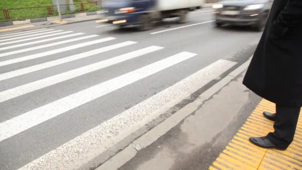 Man in pak te wachten om over te steken straat — Stockvideo