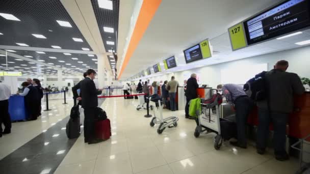 Passengers at cash office of Sheremetyevo — Stock Video