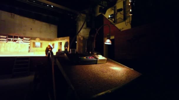 İnsanlarla karanlık tiyatroda yönetmen tezgah — Stok video