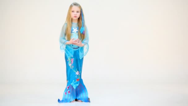 Bambina in costume da sirena — Video Stock