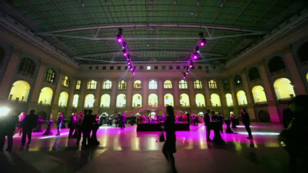 Les gens marchent dans le hall après la cérémonie — Video