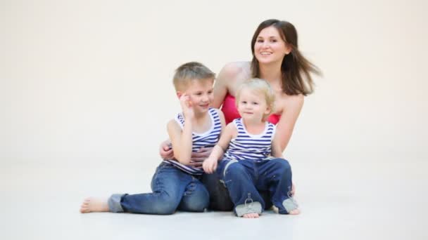 Мать с двумя детьми улыбается — стоковое видео