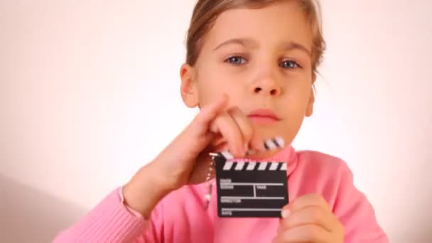 Schattig klein meisje spelen met keyring — Stockvideo