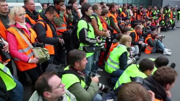 Teilnehmer des traditionellen Spotting für Fotografen — Stockvideo