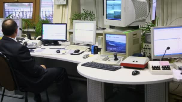Towerman fungerar i Sheremetyevo airport — Stockvideo