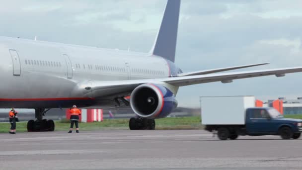 Arbeiter stehen neben Flugzeugen — Stockvideo