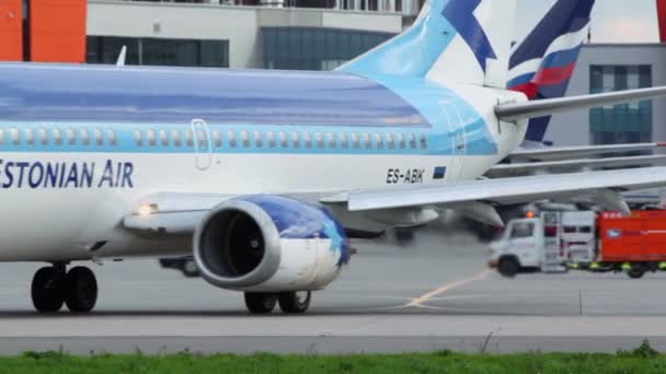 Avions de ligne et voitures de service — Video