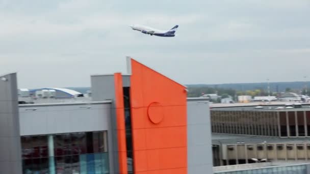 Aircraft takes off near airport terminal — Stock Video