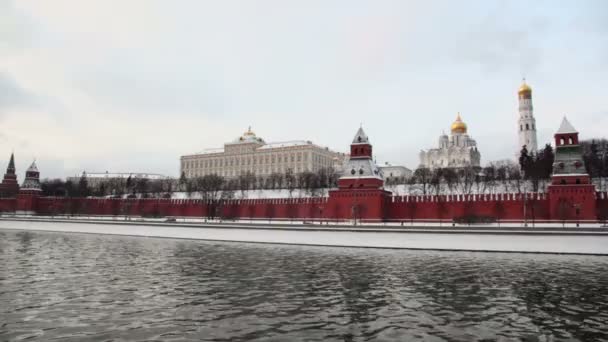 Verkeer op Kremlin quay — Stockvideo