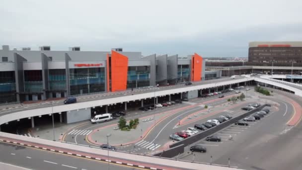 Carros passeio perto do aeroporto — Vídeo de Stock