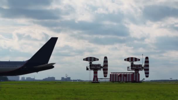 Vliegtuigen staart beweegt in de buurt van radarsysteem — Stockvideo