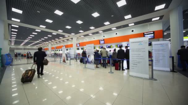 Passengers in Sheremetyevo airport in Moscow — Stock Video