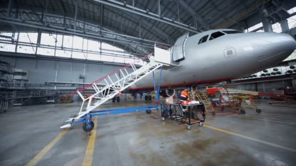 Mann arbeitet in der Nähe von Flugzeugen — Stockvideo