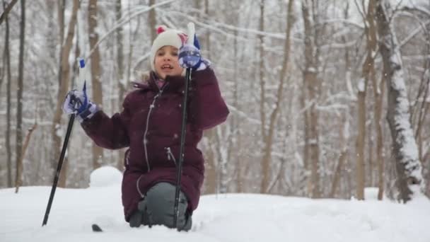 Linda niña sentada en la nieve — Vídeos de Stock