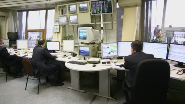 Dispatchers werken in Sheremetyevo airport — Stockvideo