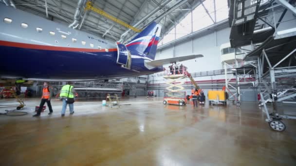 Reparação Airbus Aeroflot no hangar — Vídeo de Stock