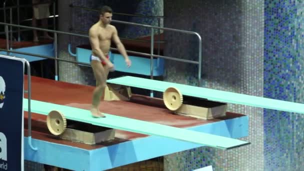 Homem mergulha na água — Vídeo de Stock