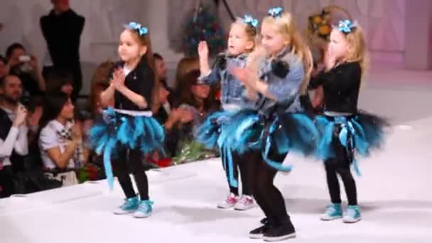 Dört sevimli küçük kız dans — Stok video
