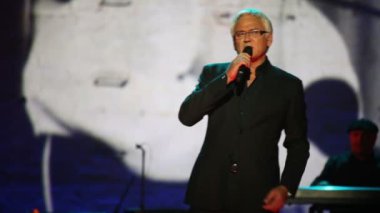 Sahne Alanı'nda şarkıcı Alexander Marshall gerçekleştirir