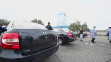 İnsanlar test sürüşü arabalara dikkat et.